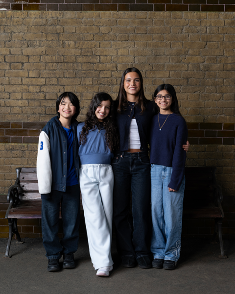 Aaron Zhao (Terêncio Boot), Eve Walls (Lisa Turpin), Scarlett Archer (Penélope Clearwater) e Anjula Murali (Padma Patil). Foto: divulgação/HBO.